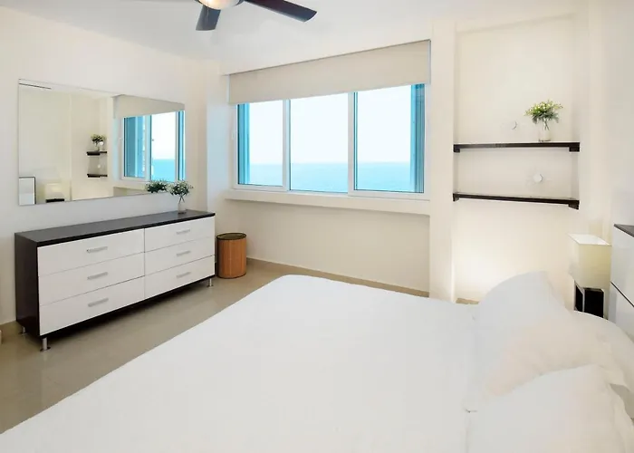 Oceanfront Oasis At Peninsula Grand Hotel